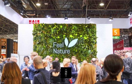 Dschungelmooswand Messestand Logo Feel Nature