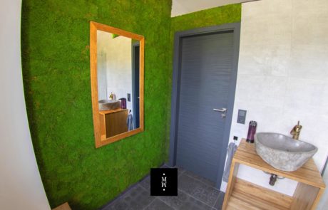 Mooswand aus Waldmoos im Badezimmer