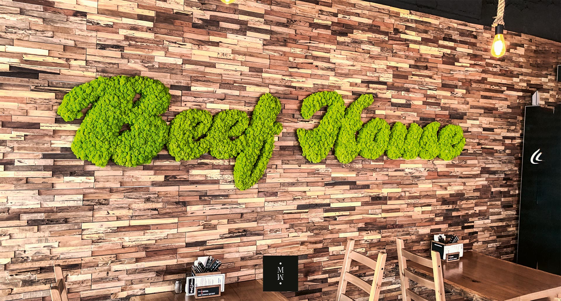 Logo des Restaurants Beef House aus apfelgrünem Islandmoos als Referenzbildan einer Ziegelwand