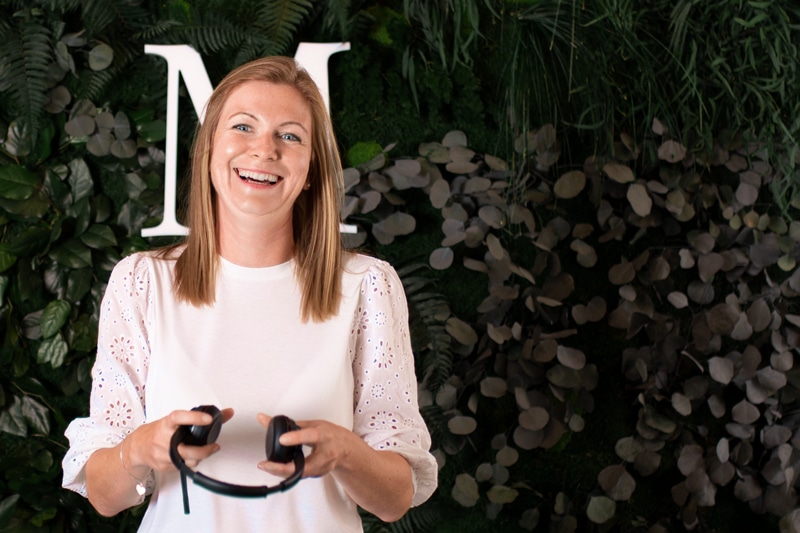 Nicole-Gommlich_Headset MoosMoos Vertriebsmitarbeiterin Nicole Gommlich mit Headset