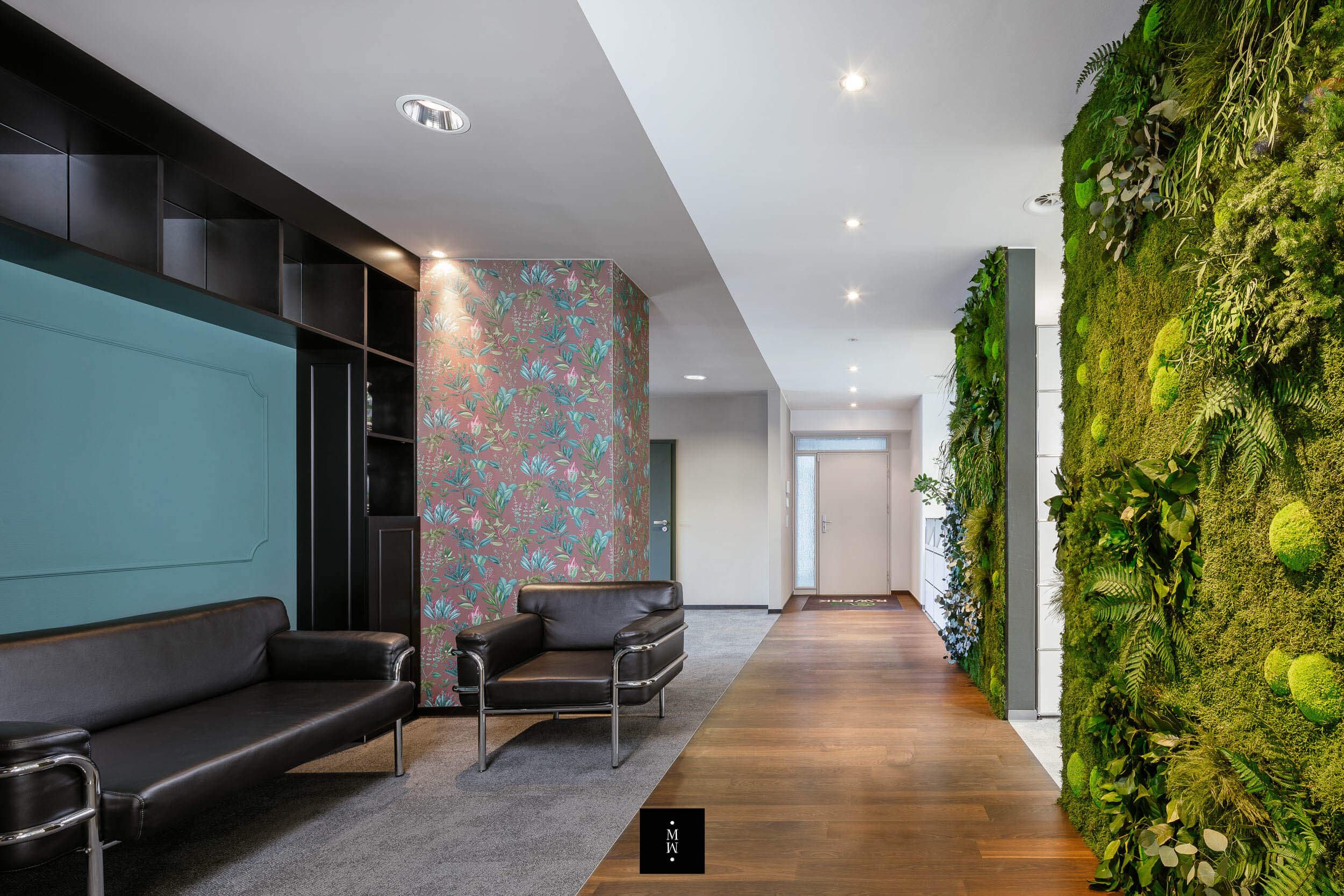 Raumteiler aus Pflanzen und Ballenmoos in einer Lobby