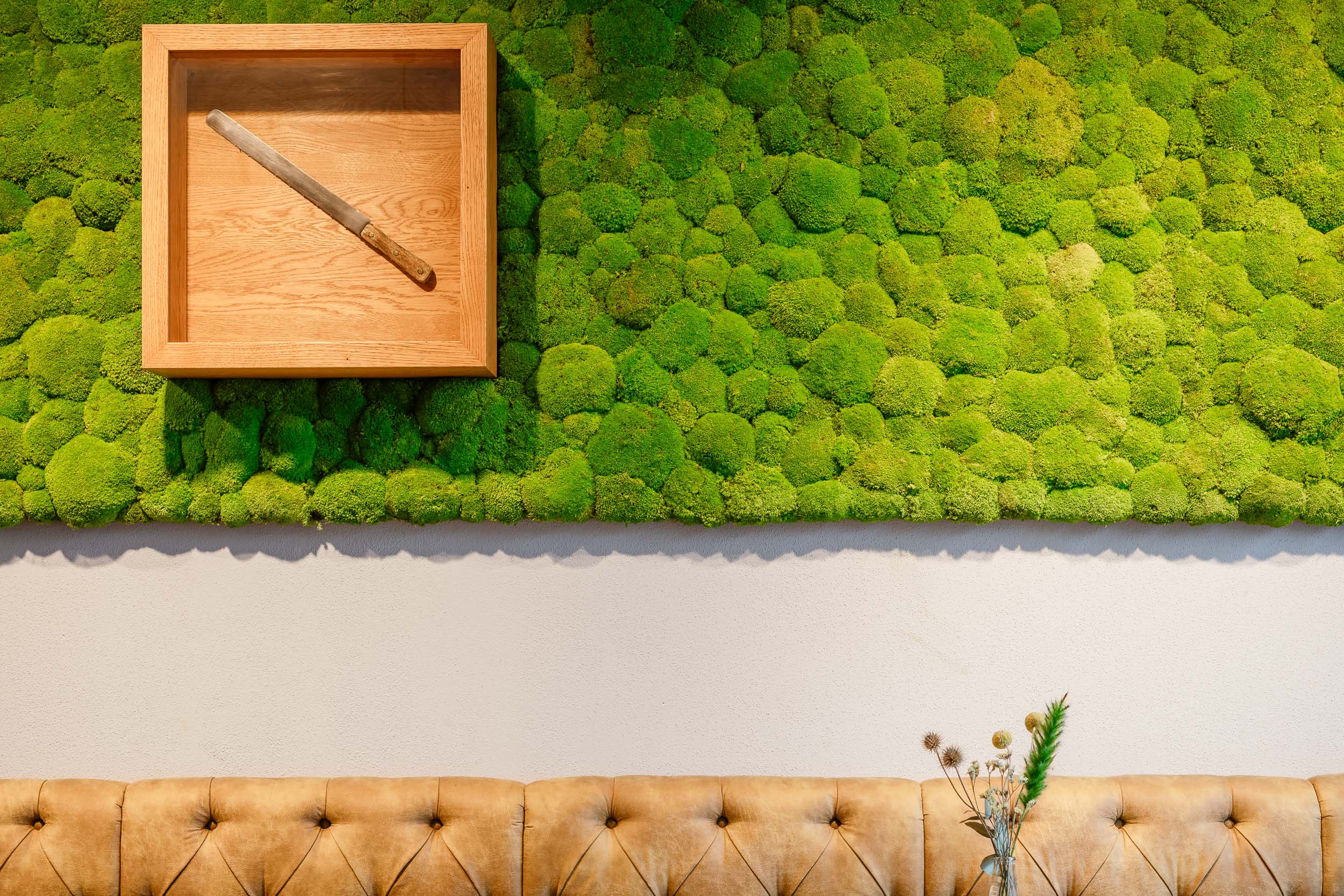 Mooswand aus apfelgrünem Ballenmoos im Cafe zur Regulierung des Schalls