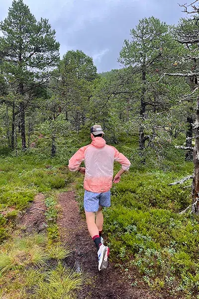 Mooswand-Inspiration aus der Natur: Nordisch-Kombinierer Arne Hohlfeld beim Trail-Running durch moosbedeckte Wälder in Trondheim, Norwegen