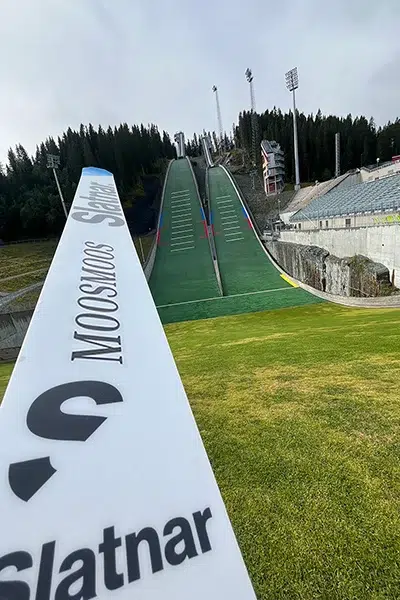 MOOSMOOS Ski an der Granåsen Trainingsschanze für Nordische Kombination, grüne Schanzenanlage ideal für preserved moss und Moosbilder Inspiration