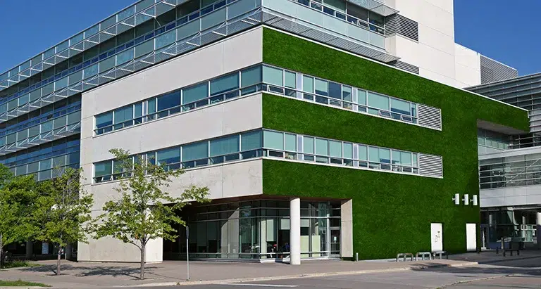 Großes Büro- und Institutsgebäude mit Greenovation Moosfassade – innovative Waldmoos Begrünung