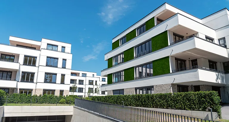 Moderne Wohnanlage mit Greenovation Mooswänden – ökologische Fassadengestaltung mit Waldmoos