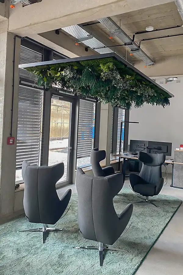 Loungebereich mit hängender Moosdecke für bessere Raumakustik