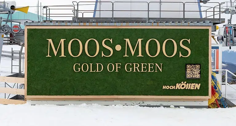 MoosMoos Greenovation Fassadenfläche aus Waldmoos an Skiliftstation – ökologische Außenbegrünung