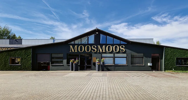 MoosMoos Firmengebäude mit Greenovation Waldmoos-Fassade – nachhaltige Unternehmensarchitektur