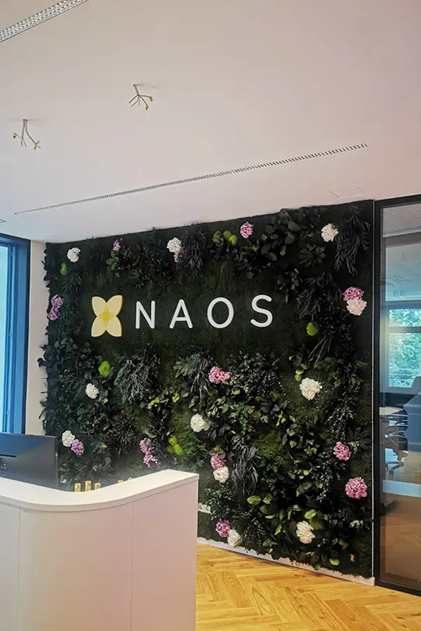 Mooswand mit integriertem Firmenlogo NAOS im Büro-Empfangsbereich